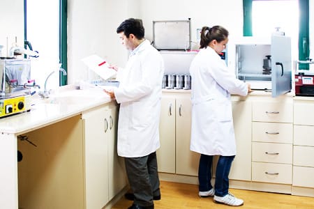 Çorlu fabrikasında tesis içi SGS laboratuvarı, her fazın bağımsız kontrolü.