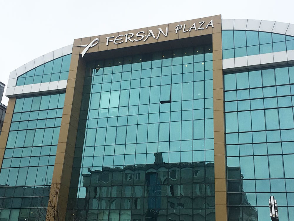 Merkezi ham kumaş deposu — sevkiyata hazır boyalı toplar, Çorlu.